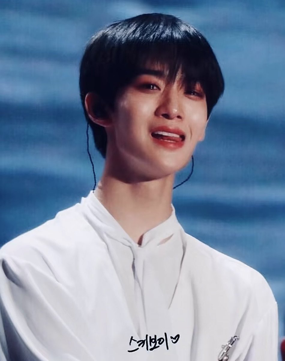 wannasni807's tweet photo. 난 아직도 워너원 해체콘 안본다 진짜 보자마자 펑펑 울것같아서 보기 너무 힘들어서 못보는게 아니라 안보는거다 https://t.co/9Gj9Fa6o0L