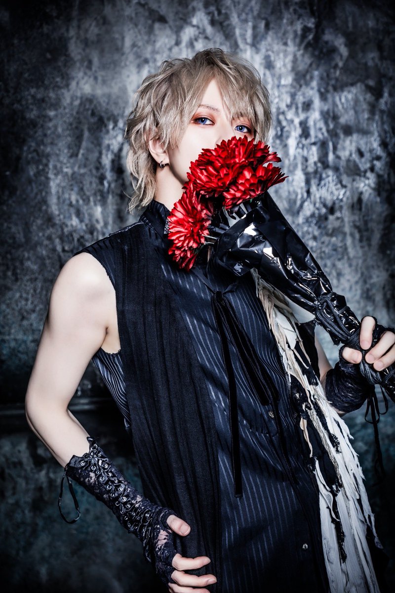 TOMA_Gerbera's tweet photo. 📢本日9月25日 （金）バップ（VAP Inc.）よりメジャーリリースされました🌼
TØ-MA / トーマ3rd Digital Single『BLAZE OUT』

Lead Guitar : YUKI（Rayflower）
Bass : SHUSE（La'cryma Christi)
Drum Arrangement : 響（摩天楼オペラ）
作曲/編曲/Basic Guitar：GAK
Vo/作詞：TØ-MA

⬇️配信ページはこちら⬇️
https://t.co/lD3IWsz0E9

 「暗く沈んだ場所から、一気に視界が開けるような解放感と新しい始まりを掴み取る」

「内なる鼓動と情熱を武器���すべてを焼き払い、新しい自分（運命）を切り開くためのアンセム」

@YUKI_Snowman_XX 
@shuse0317 
@HibikiShiraishi 
@GAK0116