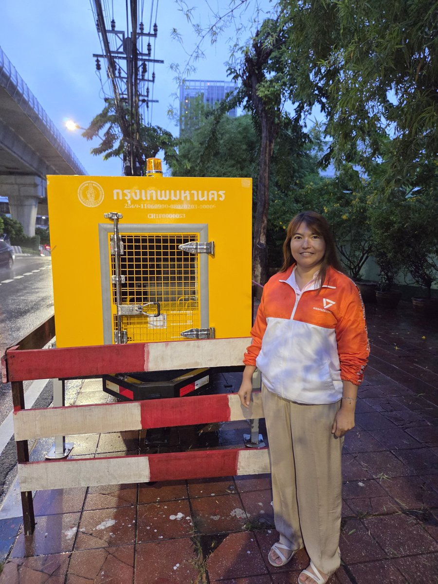 LGinlove's tweet photo. ลงพื้นที่ติดตามสถานการณ์ฝนตกต่อเนื่อง ในพื้นที่เขตภาษีเจริญ และได้ทำการประสานขอความร่วมมือสำนักงานเขตภาษีเจริญให้เตรียมความพร้อมติดตั้งเครื่องสูบน้ำบริเวณจุดต่างๆในเขตภาษีเจริญค่ะ 
#สสลูกเกดปวิตรา 
#พรรคประชาชน https://t.co/Iv432Wpx20