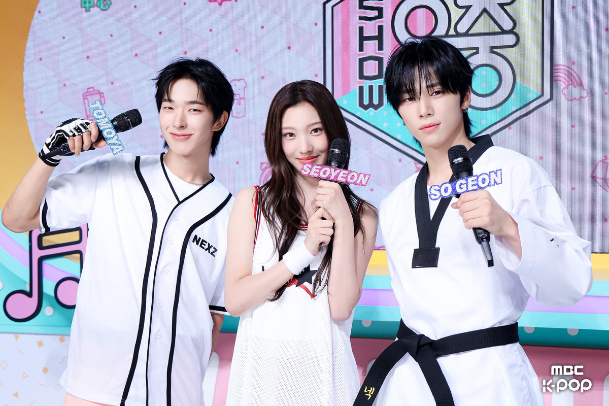 MBC_entertain's tweet photo. 추석에 먹은 음식 MC들 미모 때문에 소화 싹 됨… 🤤✨
모두 웃음 가득하고 따뜻한 추석 명절 보내세요🌕💕

260919 #쇼음악중심 #음중 #NEXZ #TUIDE #토모야 #소건 #서연 @NEXZ_official @TUIDE_official https://t.co/9LD3oZdWDc