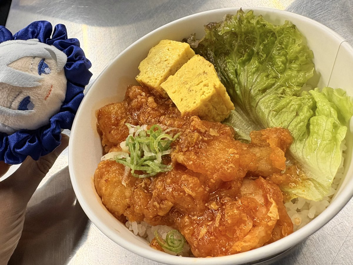 si_kinako's tweet photo. エビチリ丼美味すぎる！！！！青柳さんありがとう！！！！
バターチーズじんから美味すぎる！！！！チアのお姉さんありがとう！！！！ https://t.co/yJMK5K8gYC