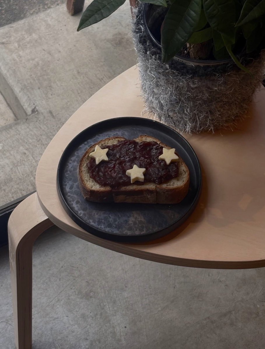mylo_magazine's tweet photo. 人気の星カフェから新作出てた⭐️ https://t.co/Ax4iruOdcn