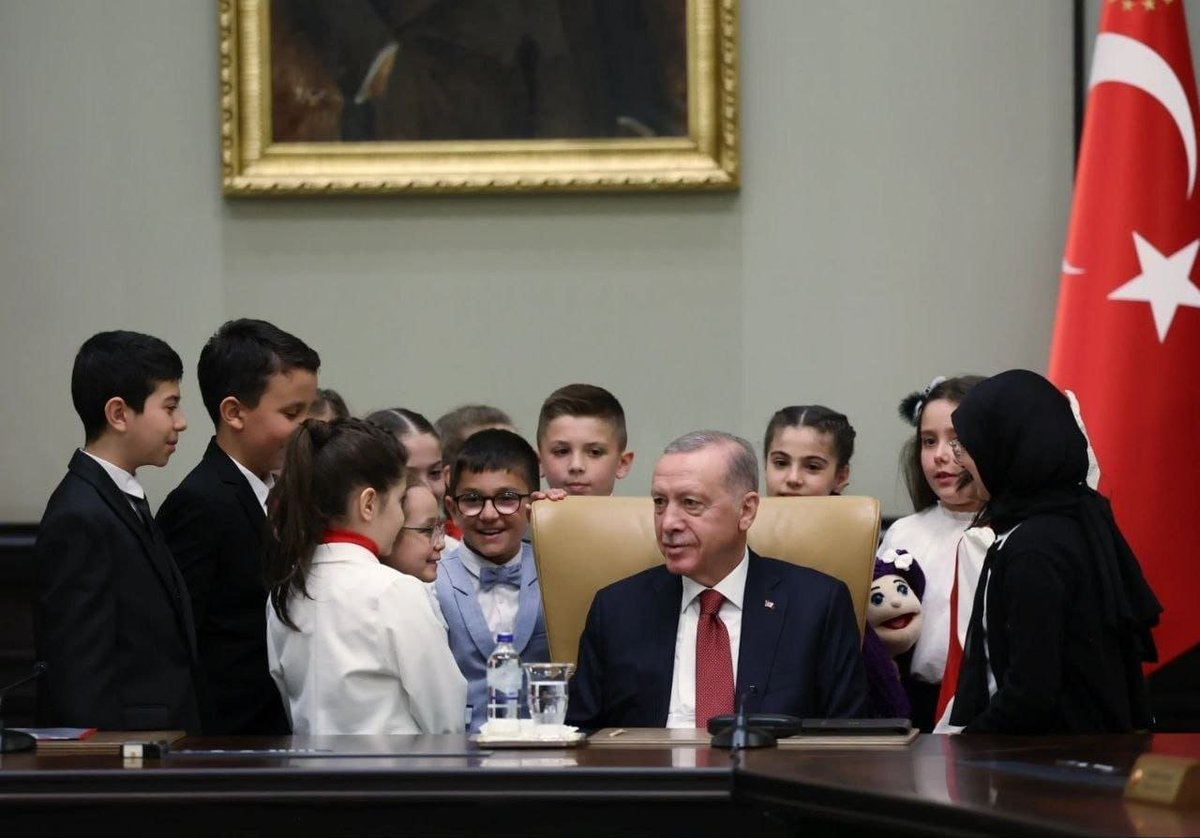 busrayca1511's tweet photo. Sayın Cevdet Yılmaz, görev yeri nedeniyle çocuk ve eşlerinden ayrı öğretmenler var 👨‍👩‍👧‍👦. #AyrılığaSONverMEB Bu ailelerin sesinin duyulmasına ve İL EMRİ beklentimizin iletilmesine destek olmanızı rica ediyoruz. @RTErdogan @EmineErdogan @dbdevletbahceli @burhanduran @hasandogan https://t.co/ayA3zzJdnl