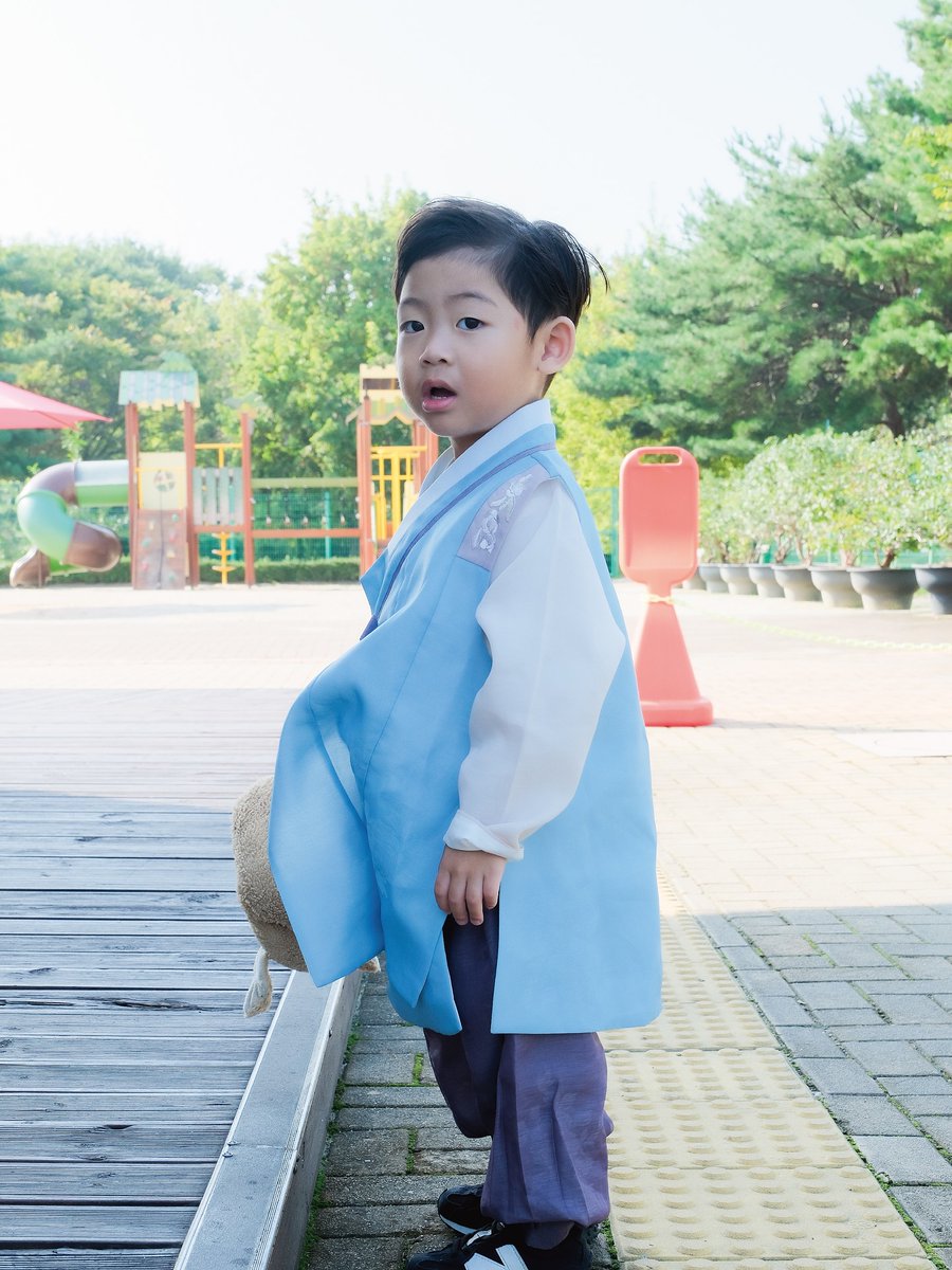 LaciWhittynt's tweet photo. 10월의 아침. 오늘 둥이들 등원길에 어린이집 앞에서 사진을 남겼다. 어느새 훌쩍 커 듬직하다. 서로 의지하고 또 치열하게 싸우며 의리를 쌓아가렴. 내 새끼 솔이와 겸이. https://t.co/xwIcRkSOHw