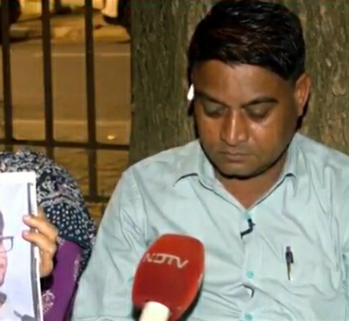 KraantiKumar's tweet photo. एनडीटीवी की न्यूज़ एंकर Padmaja Joshi आईआईटी बॉम्बे के मामले में खुद जज बनकर फैसला सुना रही हैं 

वीडियो से साबित हो गया साहिल वकोडे ने चीटिंग की थी इसलिए उसने आत्महत्या की.

Padmaja Joshi ने साहिल के पिता से पूछा वायरल वीडियो से तो साबित हो गया है साहिल के साथ कोई जातीय भेदभाव नही हुआ ?

साहिल के पिता ने कहा, एक तरफा वीडियो से कुछ साबित नही होता है. पुलिस को मामले की जांच करने दिया जाए.

क्लासरूम के एक वीडियो पर साहिल को बदनाम किया जा रहा है. क्लासरूम के बाहर का वीडियो या HOD के ऑफिस के अंदर का वीडियो अभी तक लीक नही किया गया. लीक केवल क्लासरूम वाला वीडियो किया ताकि नोएडा मीडिया साहिल के खिलाफ खबर चलाकर बदनाम करे.