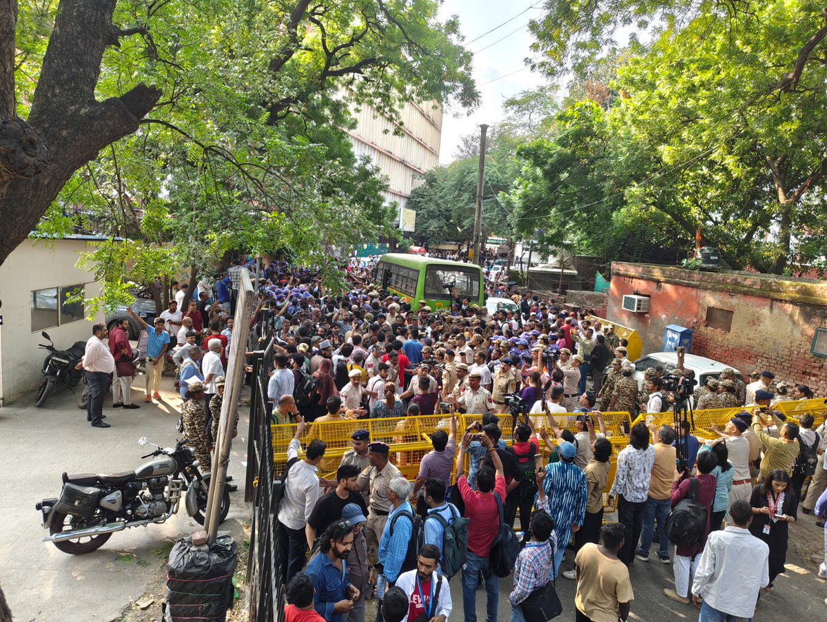 _YogendraYadav's tweet photo. इस देश की जनता सड़कों पर वोट चोरों के खिलाफ महाभियोग लगाएगी!

 #JantarMantar #ElectionCommission 
#VoteChori #SIR https://t.co/UkBIpIUw7I