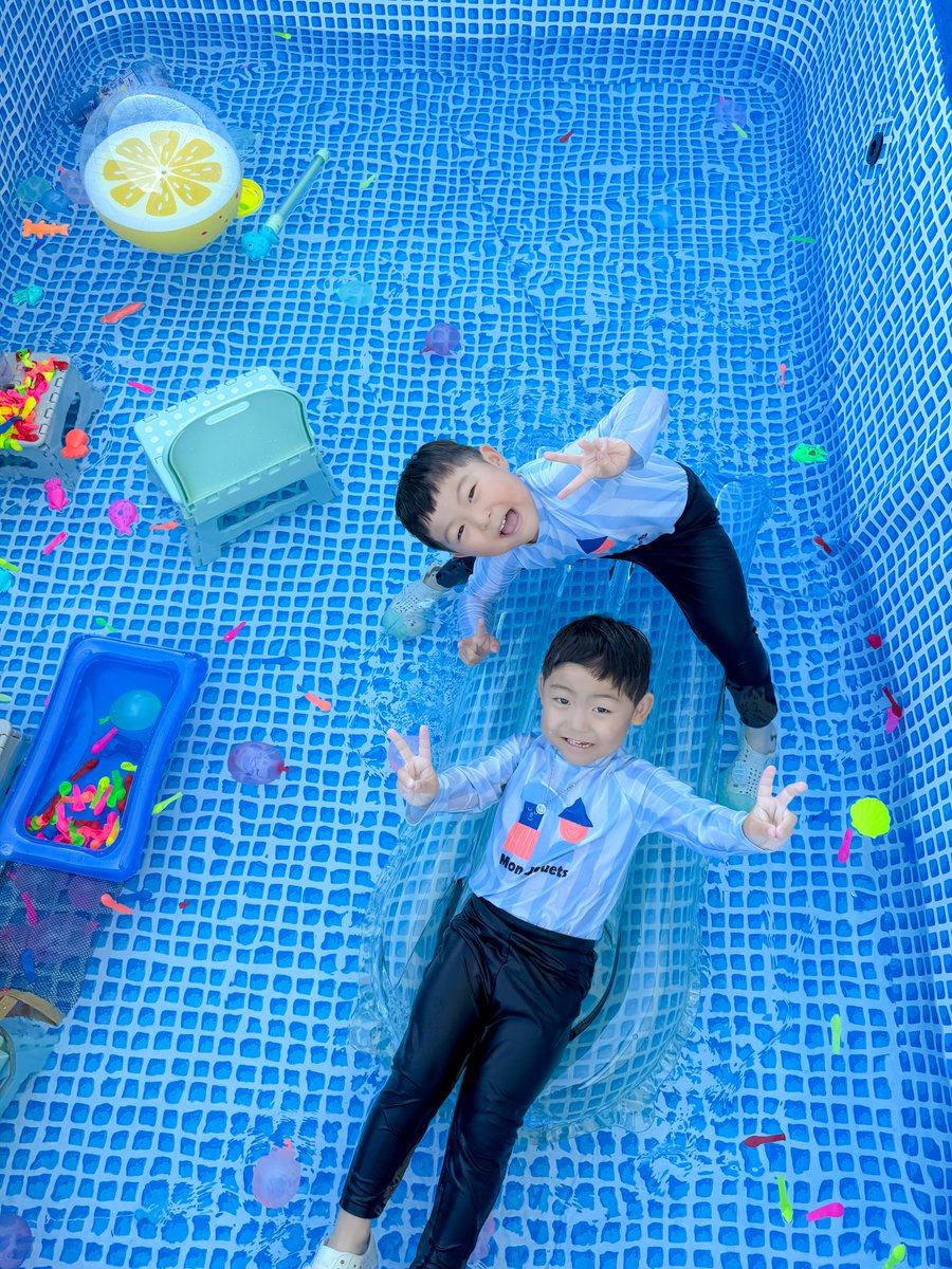 LaciWhittynt's tweet photo. 언제나 함께하는 평생 친구이자 동료 솔이와 겸이. 물놀이와 공놀이로 신나게 놀고, 다음 주엔 �� 시골 가서 실컷 놀자! https://t.co/BcmUKKEyA9
