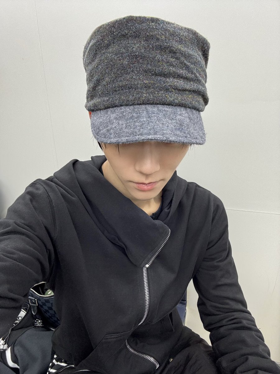 dang_beoli's tweet photo. ㄹㅇ로 그냥 잘 물드는 타입이라 친한emo친구들 따라 입었지만 정신건강이티가 ㅈㄴ 나서 배척당할것같움 https://t.co/UxYqOUg2UC