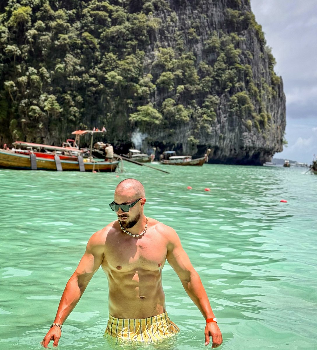 JeanmarieSebo's tweet photo. Made some new friends on this trip. Thailand was unforgettable. https://t.co/aF99IyDAf9