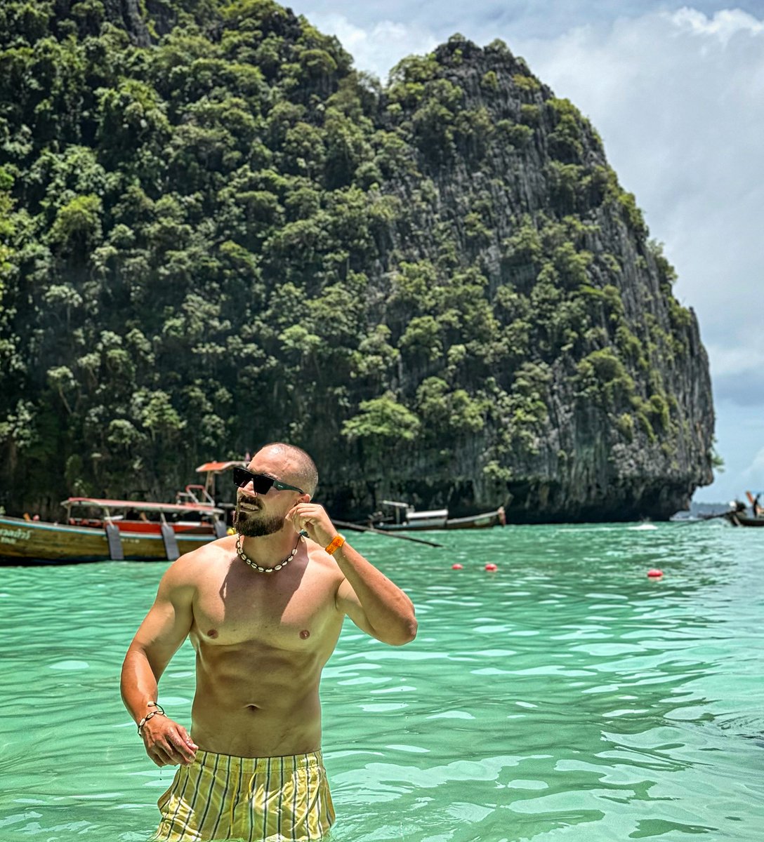 JeanmarieSebo's tweet photo. Made some new friends on this trip. Thailand was unforgettable. https://t.co/aF99IyDAf9