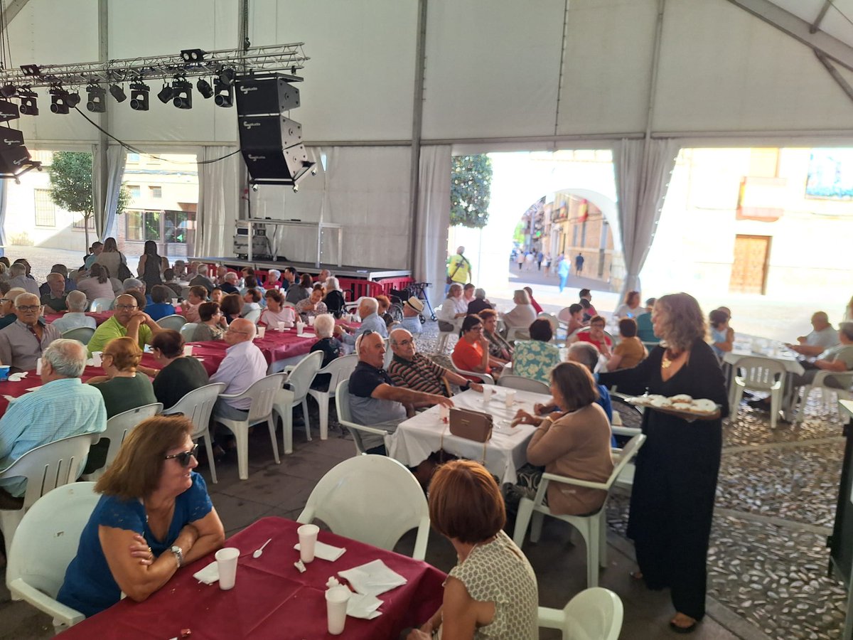 AytoConsuegra's tweet photo. 📣 El pasado Jueves 24 de septiembre, un año más, y con motivo de las Fiestas Patronales en honor al Stmo. Cristo de la Vera Cruz de Consuegra, la jornada festiva fue dedicada a los que mas lo merecen, nuestros mayores.👵🏻👴🏻...👉https://t.co/t7dXc5DSfo https://t.co/FIj2veR33a