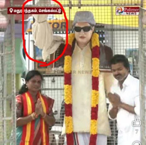 shanmugamchin10's tweet photo. திருவள்ளுவருக்கு காவிச்சாயம் பூசுவதற்கும்.... அம்பேத்கருக்கு காவிச்சாயம் பூசுவதற்கும்... இரண்டு விரலைக் காட்டும் எம்.ஜி.ஆரின் கையை துணியால் மூடி கட்டுவதற்கும் என்ன வித்தியாசம்?
எம்.ஜி.ஆர். என்றாலே அ.தி.மு.க. தான்.... அவரது சின்னம் இரட்டை இலை தான்... 

இரட்டை விரலை காட்டும் எம்.ஜி.ஆரின் கையை மறைத்துவிட்டு, அவருக்கு த.வெ.க. கொடி வண்ணத்தில் மாலை போடுவதெல்லாம் கடைந்தெடுத்த அயோக்கியத்தனம்! அதிகாரத்திமிர் இதைச் செய்கிறது! மத்தியில் பீஜேப்பீ நேருவின் பெயரையும், புகழையும் ஒழிக்க என்னென்ன செய்கிறதோ, அதை இங்கே விஜய் மூலமாக செய்கிறது...

இப்படி எம்.ஜி.ஆரின் கையை துணியால் மூடிவிட்டு மாலை போடுவதற்கு கொஞ்சங்கூட கூச்சமில்லையா விஜய்?