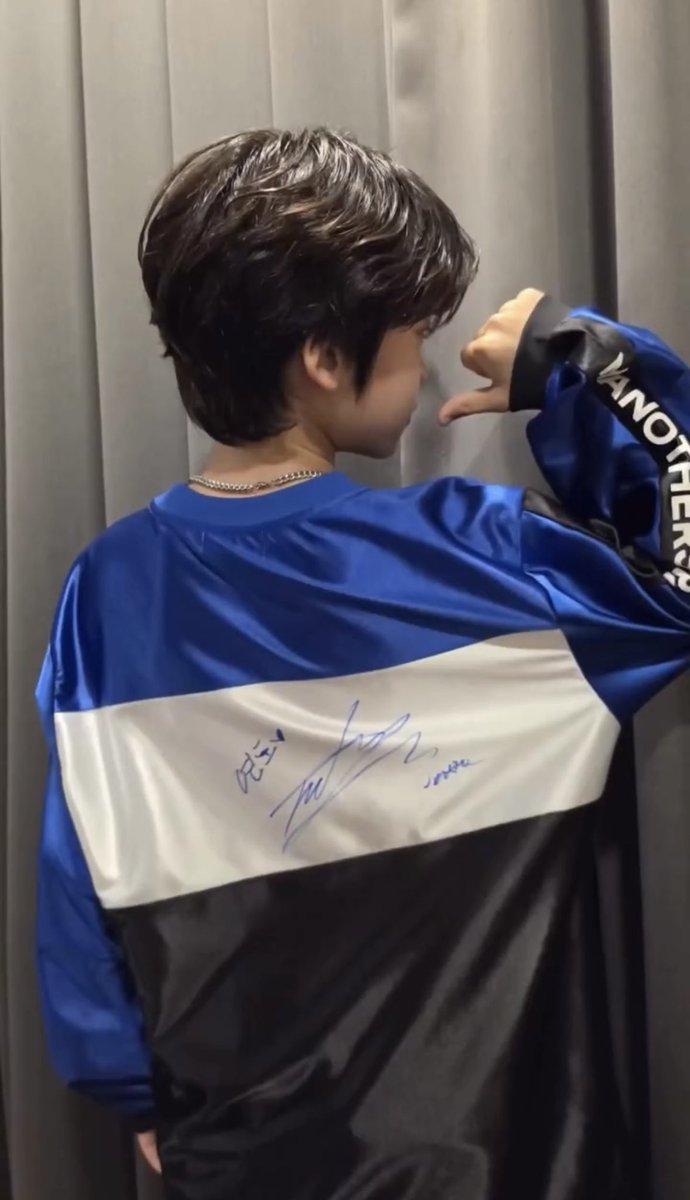 mcouverr's tweet photo. Lucu banget di kasih ttd sama mark di baju😭🥺🤏🏻 another mark with his circle https://t.co/6gz0V4GAAT