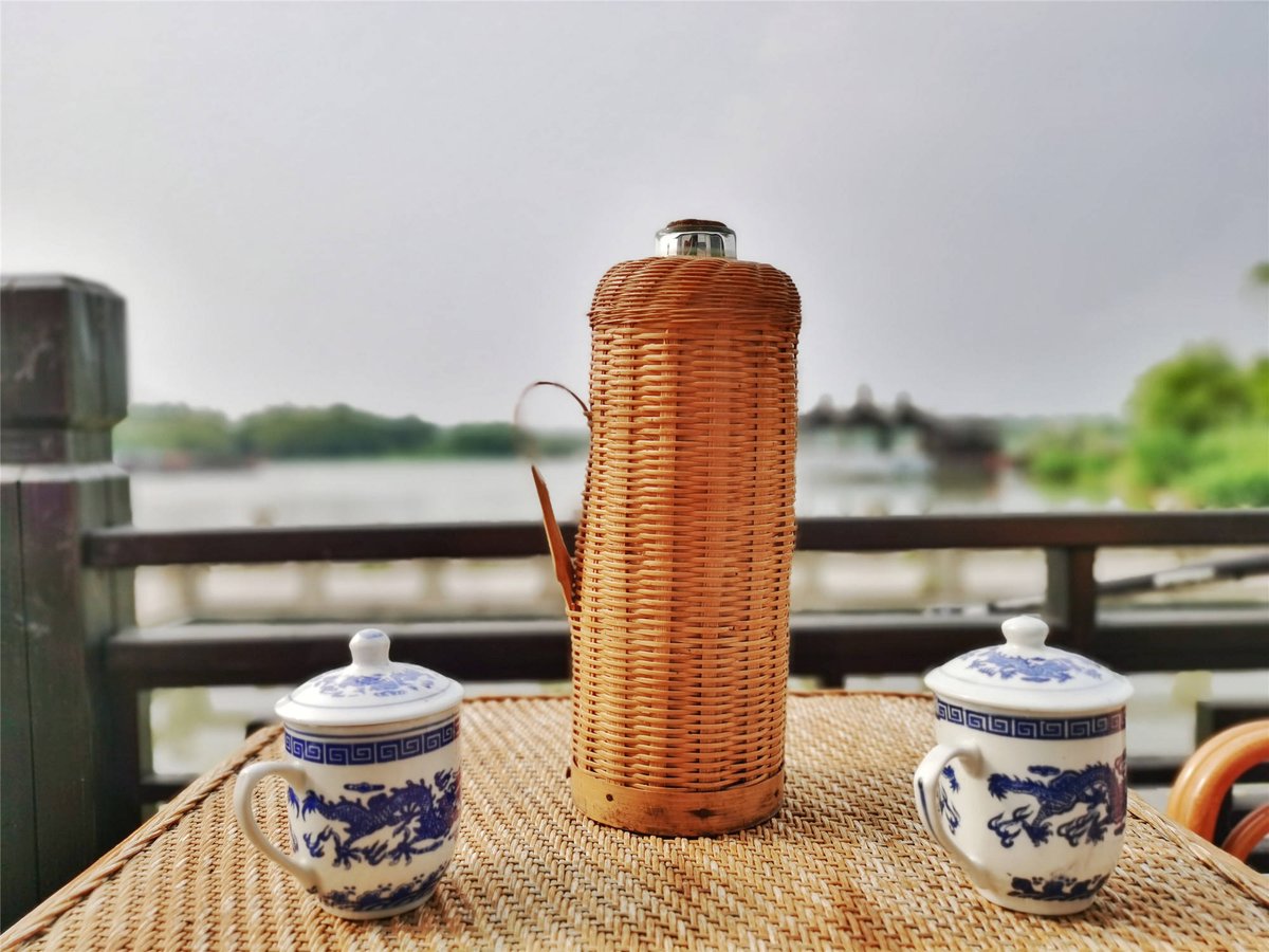 RTunas1's tweet photo. Walking past a street stall, I spotted a silk satin (缎) cloth set on a porcelain jar (缸) next to a stack of vintage stamp albums, a buzzing cicada (嘶) hovering above, and a soft carpet (铺) laid at the stall’s edge—small, quiet details that make a lazy afternoon sweet. https://t.co/zPZ01Mq9gl