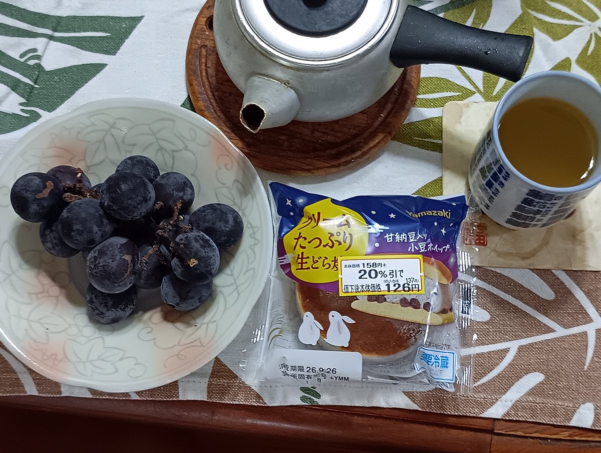 s_galileo's tweet photo. 中秋の名月🎑

#ガリレオの夕食
は、月見焼きそば
#今日のパスタ
芋名月なので
里芋のお吸い物
いただきました。
#今日のドルチェ
は巨峰と生どら
団子はひとりで
食べきれないと
想ったから…（へ皿へ） https://t.co/CT0LKEOmCA
