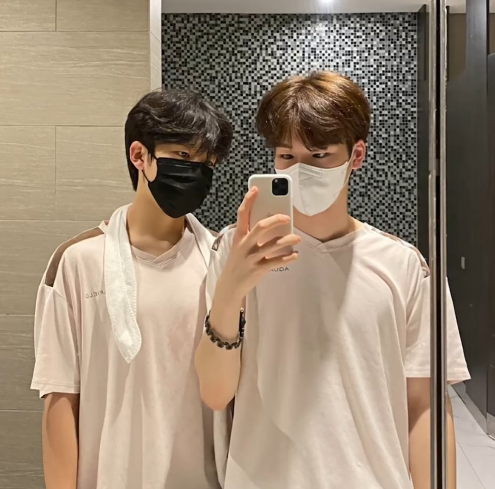 die_40r_u's tweet photo. 거짓말 .. 4년 만에 윤윤즈 찜질방이라고 ? ㅜ..ㅜ 구라같다 .. 천천히 커 얘드라 .. https://t.co/09VTq2KXMM