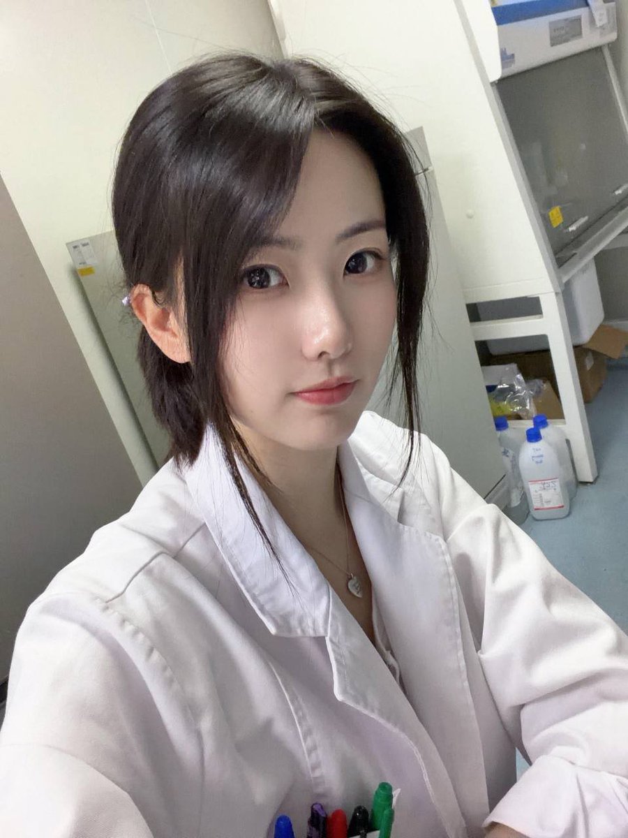 JiKhusboo's tweet photo. 上班自拍，来到X第一件事就是随便自拍一张。咳，其实追我的挺多的，但我不喜欢那种循规蹈矩的恋爱…... https://t.co/cBhtW81Xex