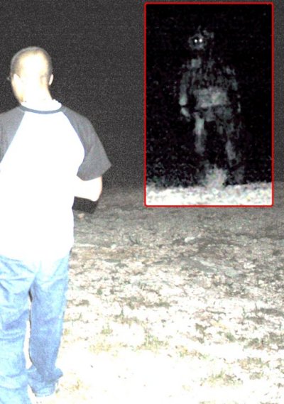 AlienArchiveX's tweet photo. In 2007, a college biology professor photographed an humanoid figure near Lake Travis, Texas. 
He was reportedly testing his camera flash during a nighttime research trip when the figure appeared behind one of his students.
https://t.co/whlB0OsdDJ

#ufos #aliens #ufotwitter https://t.co/rQ0Ir7CCdP