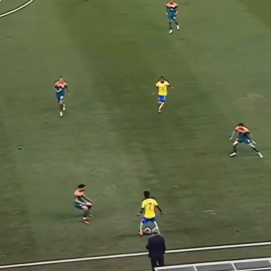 TouchlineX's tweet photo. 🚨 𝗡𝗘𝗪: This moment by Vinicius Jr is currently going completely viral.

The Brazilian winger did a body feint but then forgot to take the ball with him. https://t.co/WKh3ZPJB0m