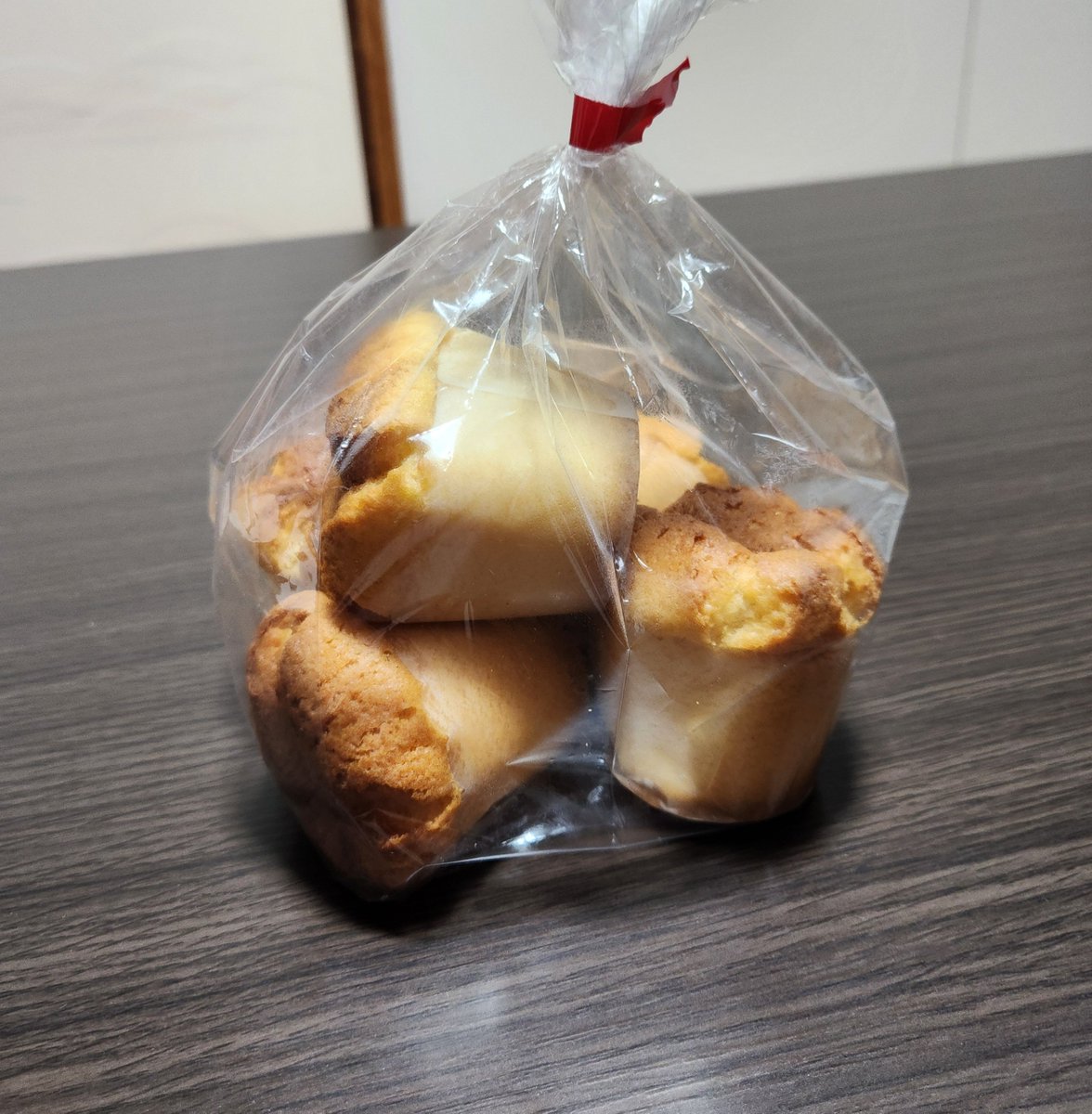 tmnr0302's tweet photo. もちもちマフィンとやらを買ってみた🍪

#100万ドル本舗 https://t.co/vmQxTSChJa