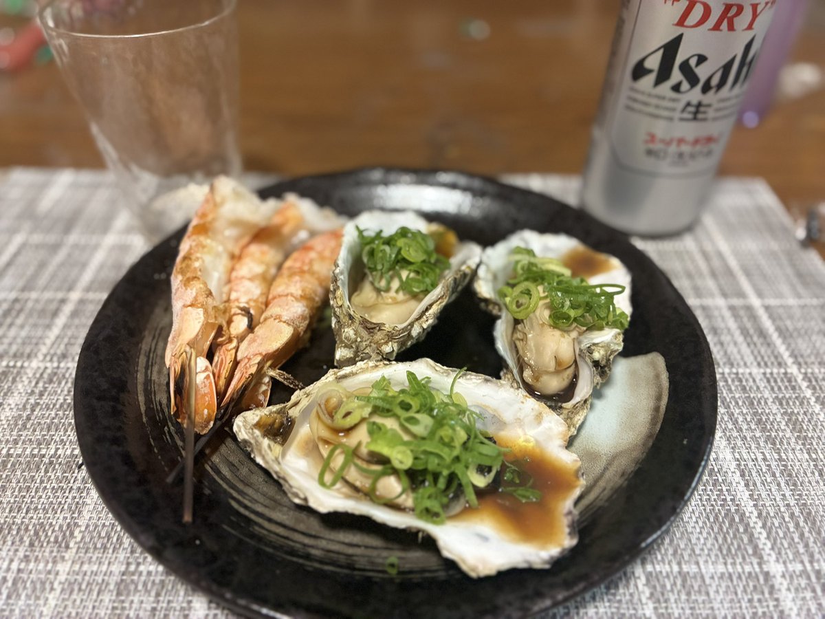 VIOLETREQU's tweet photo. おつJIN🍺

今日の晩ごはんは、
大海老の塩焼き＆牡蠣の酒蒸し 柚子胡椒ポン酢

海老は余計な味付けせず、塩だけでシンプルに。
牡蠣は料理酒でふっくら蒸して、ポン酢に柚子胡椒を少し効かせて、刻みネギをたっぷり👌

今日は洋風じゃなく、海鮮そのものを楽しみたくてあっさり和風にしてみました。

大海老も牡蠣もやっぱり最高😋
今夜はスーパードライと一緒にいただきます🍺

#おつJIN #おうちごはん #料理男子 #男飯 #海老 #牡蠣 #酒蒸し #晩酌