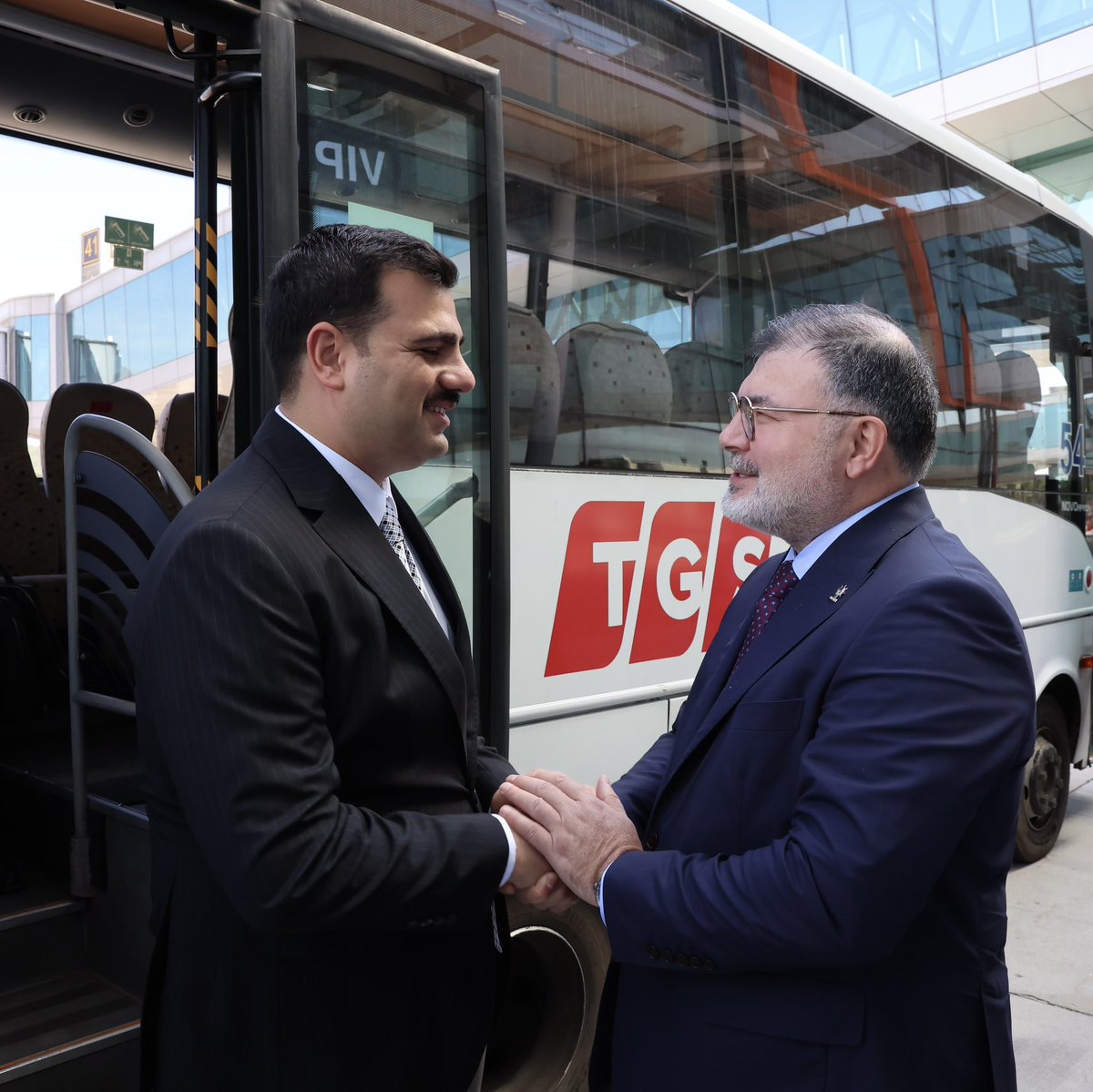 Bilalsaygili's tweet photo. Genel Sekreterimiz ve İzmir Milletvekilimiz Sn. Eyyüp Kadir İnan’ı, İzmir’imizde gerçekleştireceği programlar öncesinde teşkilatımızla birlikte Adnan Menderes Havalimanı’nda karşıladık. https://t.co/L9poBd1iOg