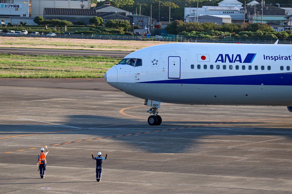 TWILIGHT0241's tweet photo. ANA Boeing767-381ER JA617A⁡
⁡⁡
⁡NGSへフェリーされてゆくB6くん✈️⸒⸒⁡
⁡⁡
⁡お客さん乗ってないけど バイロットさんに向け⁡
⁡グラハンさん達がお手振り👋⁡
⁡⁡
⁡2026.9.21 MYJ/RJOM⁡ https://t.co/gP1eX9WxDg