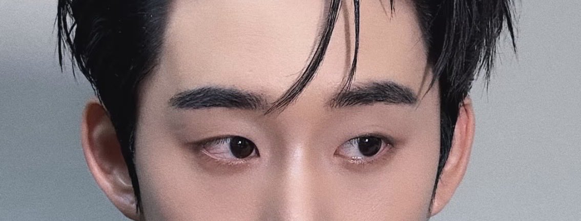 mannnwillyest's tweet photo. One may think eyes with monolid are not beautiful, but I think the skin condition &amp; expression in one’s eyes are the most important🩷 

I love eyes of P’Est and how sincere when he looked at Westies (that’s us!!🦈🩵 

#ROJUKISSxEST #EyeForFaceCream https://t.co/aZLJR4INPT