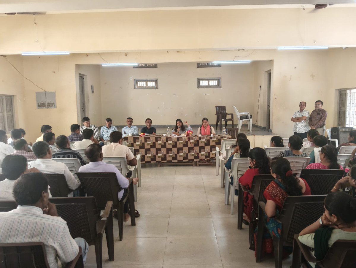 ddojamnagar2's tweet photo. પ્રાથમિક શાળાના બાળકોનું શિક્ષણ સ્તર સુધારવા જામજોધપુર તાલુકા પ્રાથમિક શાળાના આચાર્યશ્રીઓ સાથે સંવાદ યોજી કૌશલ્ય વિકાસ,પ્રણાલીગત શિક્ષણ સાથે સામાન્ય જ્ઞાનમાં વૃદ્ધિ, પ્રોત્સાહક પ્રવૃતિઓ, સ્માર્ટ શિક્ષણ અને ટેકનોલોજીનો સકારાત્મક ઉપયોગ વગેરે મુદ્દાઓ પર ચર્ચા કરવામાં આવી.

@CMOGuj https://t.co/VzB1kSDyDW