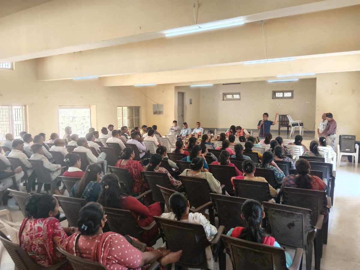 ddojamnagar2's tweet photo. પ્રાથમિક શાળાના બાળકોનું શિક્ષણ સ્તર સુધારવા જામજોધપુર તાલુકા પ્રાથમિક શાળાના આચાર્યશ્રીઓ સાથે સંવાદ યોજી કૌશલ્ય વિકાસ,પ્રણાલીગત શિક્ષણ સાથે સામાન્ય જ્ઞાનમાં વૃદ્ધિ, પ્રોત્સાહક પ્રવૃતિઓ, સ્માર્ટ શિક્ષણ અને ટેકનોલોજીનો સકારાત્મક ઉપયોગ વગેરે મુદ્દાઓ પર ચર્ચા કરવામાં આવી.

@CMOGuj https://t.co/VzB1kSDyDW