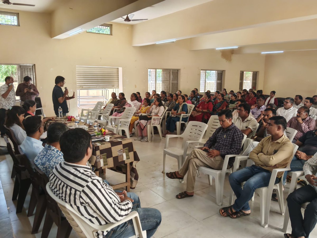 ddojamnagar2's tweet photo. પ્રાથમિક શાળાના બાળકોનું શિક્ષણ સ્તર સુધારવા જામજોધપુર તાલુકા પ્રાથમિક શાળાના આચાર્યશ્રીઓ સાથે સંવાદ યોજી કૌશલ્ય વિકાસ,પ્રણાલીગત શિક્ષણ સાથે સામાન્ય જ્ઞાનમાં વૃદ્ધિ, પ્રોત્સાહક પ્રવૃતિઓ, સ્માર્ટ શિક્ષણ અને ટેકનોલોજીનો સકારાત્મક ઉપયોગ વગેરે મુદ્દાઓ પર ચર્ચા કરવામાં આવી.

@CMOGuj https://t.co/VzB1kSDyDW