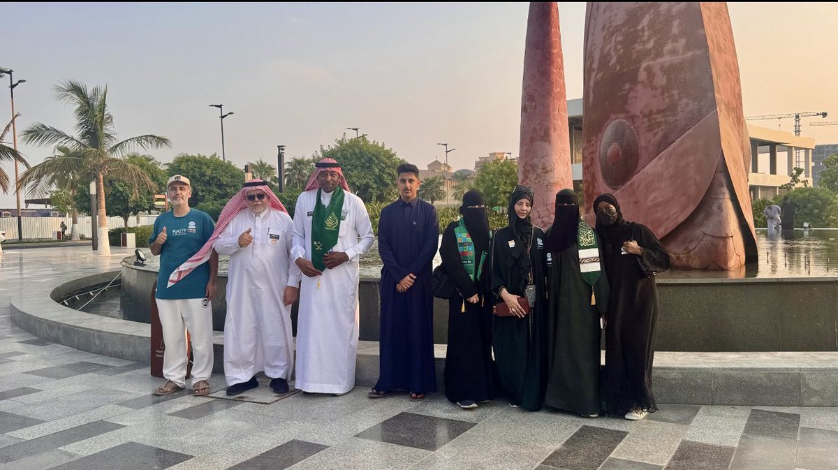 Saudi__Platform's tweet photo. وقف بيت الحمد ينفّذ مبادرة «عزّنا بطبعنا» على الواجهة البحرية بأبحر الجنوبية

جدة –
نفّذ وقف بيت الحمد، بمشاركة 12 عضوًا من فريق الحمد التطوعي التابع للوقف «عطاءٌ يُحمد أثره»، مبادرة «عزّنا بطبعنا» على الواجهة البحرية بأبحر الجنوبية، احتفاءً باليوم الوطني السعودي السادس والتسعين، وذلك بحضور ناظر وقف بيت الحمد الدكتورة ميمونة بلفقيه، وعدد من أعضاء الوقف والمهتمين.

وشهدت المبادرة مشاركة أعضاء الفريق التطوعي في توزيع الأعلام والملصقات الوطنية والشوكولاتة والحلويات والمياه الصحية على المتنزهين والمشاة في كورنيش أبحر، في أجواء وطنية عكست مشاعر الفخر والاعتزاز بالوطن، وعزّزت قيم الولاء والانتماء والمشاركة المجتمعية.

وحظيت المبادرة بتفاعل لافت من المتنزهين والمشاة، الذين شاركوا أعضاء الفريق أجواء الفرح والاعتزاز باليوم الوطني، في مشاهد جسّدت روح التلاحم والمحبة بين أفراد المجتمع، وأبرزت الأثر الإيجابي للعمل التطوعي في المناسبات الوطنية.

وتأتي مبادرة «عزّنا بطبعنا» امتدادًا لجهود وقف بيت الحمد في تنفيذ المبادرات الوطنية والمجتمعية، ونشر ثقافة العطاء، وتعزيز حضور العمل التطوعي في خدمة المجتمع والوطن، وترسيخ قيم البذل والمشاركة والمسؤولية المجتمعية.