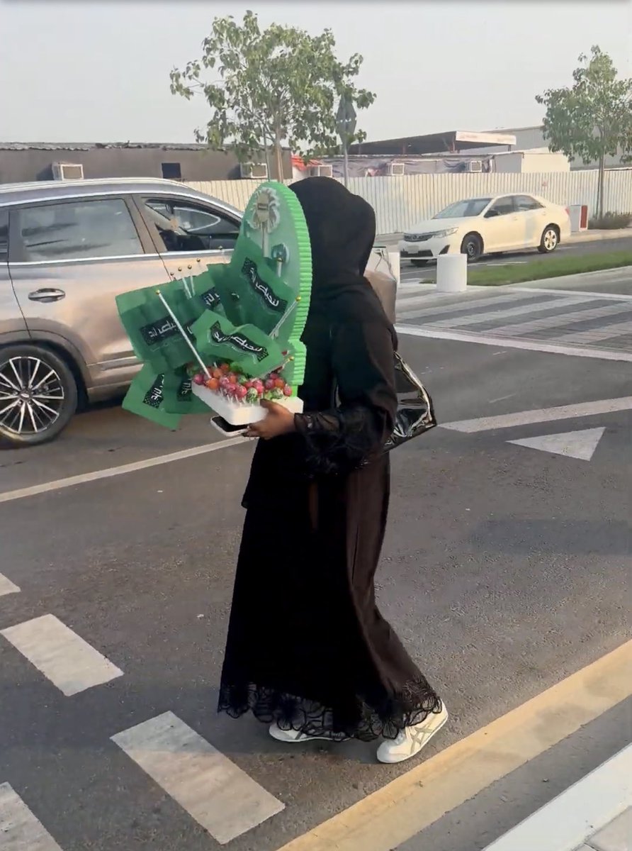 Saudi__Platform's tweet photo. وقف بيت الحمد ينفّذ مبادرة «عزّنا بطبعنا» على الواجهة البحرية بأبحر الجنوبية

جدة –
نفّذ وقف بيت الحمد، بمشاركة 12 عضوًا من فريق الحمد التطوعي التابع للوقف «عطاءٌ يُحمد أثره»، مبادرة «عزّنا بطبعنا» على الواجهة البحرية بأبحر الجنوبية، احتفاءً باليوم الوطني السعودي السادس والتسعين، وذلك بحضور ناظر وقف بيت الحمد الدكتورة ميمونة بلفقيه، وعدد من أعضاء الوقف والمهتمين.

وشهدت المبادرة مشاركة أعضاء الفريق التطوعي في توزيع الأعلام والملصقات الوطنية والشوكولاتة والحلويات والمياه الصحية على المتنزهين والمشاة في كورنيش أبحر، في أجواء وطنية عكست مشاعر الفخر والاعتزاز بالوطن، وعزّزت قيم الولاء والانتماء والمشاركة المجتمعية.

وحظيت المبادرة بتفاعل لافت من المتنزهين والمشاة، الذين شاركوا أعضاء الفريق أجواء الفرح والاعتزاز باليوم الوطني، في مشاهد جسّدت روح التلاحم والمحبة بين أفراد المجتمع، وأبرزت الأثر الإيجابي للعمل التطوعي في المناسبات الوطنية.

وتأتي مبادرة «عزّنا بطبعنا» امتدادًا لجهود وقف بيت الحمد في تنفيذ المبادرات الوطنية والمجتمعية، ونشر ثقافة العطاء، وتعزيز حضور العمل التطوعي في خدمة المجتمع والوطن، وترسيخ قيم البذل والمشاركة والمسؤولية المجتمعية.