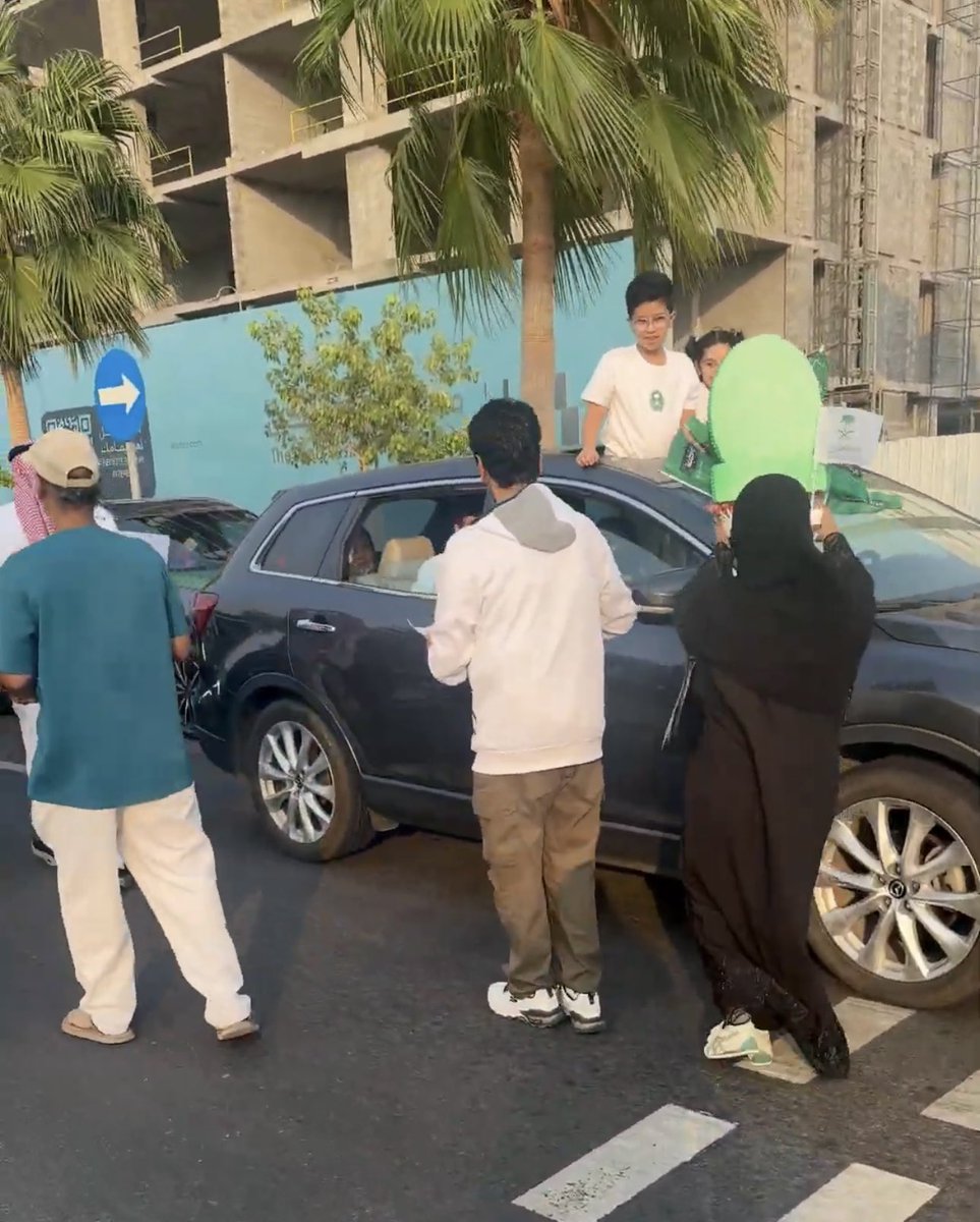 Saudi__Platform's tweet photo. وقف بيت الحمد ينفّذ مبادرة «عزّنا بطبعنا» على الواجهة البحرية بأبحر الجنوبية

جدة –
نفّذ وقف بيت الحمد، بمشاركة 12 عضوًا من فريق الحمد التطوعي التابع للوقف «عطاءٌ يُحمد أثره»، مبادرة «عزّنا بطبعنا» على الواجهة البحرية بأبحر الجنوبية، احتفاءً باليوم الوطني السعودي السادس والتسعين، وذلك بحضور ناظر وقف بيت الحمد الدكتورة ميمونة بلفقيه، وعدد من أعضاء الوقف والمهتمين.

وشهدت المبادرة مشاركة أعضاء الفريق التطوعي في توزيع الأعلام والملصقات الوطنية والشوكولاتة والحلويات والمياه الصحية على المتنزهين والمشاة في كورنيش أبحر، في أجواء وطنية عكست مشاعر الفخر والاعتزاز بالوطن، وعزّزت قيم الولاء والانتماء والمشاركة المجتمعية.

وحظيت المبادرة بتفاعل لافت من المتنزهين والمشاة، الذين شاركوا أعضاء الفريق أجواء الفرح والاعتزاز باليوم الوطني، في مشاهد جسّدت روح التلاحم والمحبة بين أفراد المجتمع، وأبرزت الأثر الإيجابي للعمل التطوعي في المناسبات الوطنية.

وتأتي مبادرة «عزّنا بطبعنا» امتدادًا لجهود وقف بيت الحمد في تنفيذ المبادرات الوطنية والمجتمعية، ونشر ثقافة العطاء، وتعزيز حضور العمل التطوعي في خدمة المجتمع والوطن، وترسيخ قيم البذل والمشاركة والمسؤولية المجتمعية.
