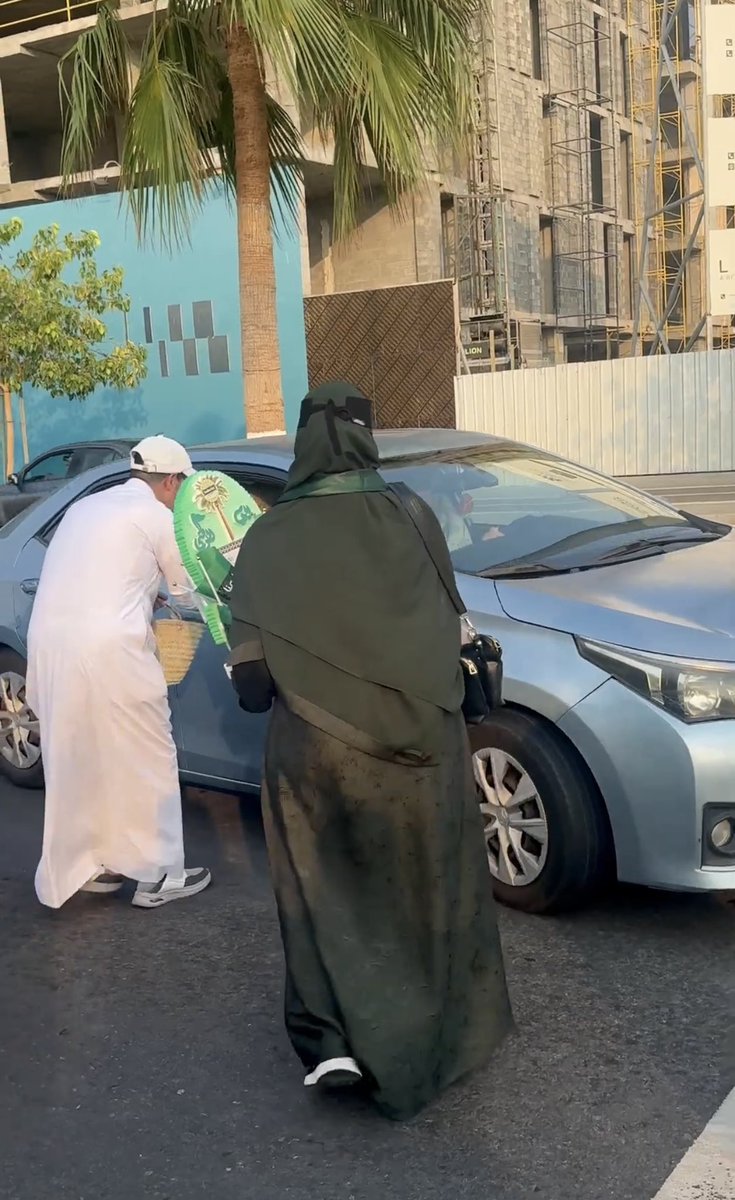 Saudi__Platform's tweet photo. وقف بيت الحمد ينفّذ مبادرة «عزّنا بطبعنا» على الواجهة البحرية بأبحر الجنوبية

جدة –
نفّذ وقف بيت الحمد، بمشاركة 12 عضوًا من فريق الحمد التطوعي التابع للوقف «عطاءٌ يُحمد أثره»، مبادرة «عزّنا بطبعنا» على الواجهة البحرية بأبحر الجنوبية، احتفاءً باليوم الوطني السعودي السادس والتسعين، وذلك بحضور ناظر وقف بيت الحمد الدكتورة ميمونة بلفقيه، وعدد من أعضاء الوقف والمهتمين.

وشهدت المبادرة مشاركة أعضاء الفريق التطوعي في توزيع الأعلام والملصقات الوطنية والشوكولاتة والحلويات والمياه الصحية على المتنزهين والمشاة في كورنيش أبحر، في أجواء وطنية عكست مشاعر الفخر والاعتزاز بالوطن، وعزّزت قيم الولاء والانتماء والمشاركة المجتمعية.

وحظيت المبادرة بتفاعل لافت من المتنزهين والمشاة، الذين شاركوا أعضاء الفريق أجواء الفرح والاعتزاز باليوم الوطني، في مشاهد جسّدت روح التلاحم والمحبة بين أفراد المجتمع، وأبرزت الأثر الإيجابي للعمل التطوعي في المناسبات الوطنية.

وتأتي مبادرة «عزّنا بطبعنا» امتدادًا لجهود وقف بيت الحمد في تنفيذ المبادرات الوطنية والمجتمعية، ونشر ثقافة العطاء، وتعزيز حضور العمل التطوعي في خدمة المجتمع والوطن، وترسيخ قيم البذل والمشاركة والمسؤولية المجتمعية.