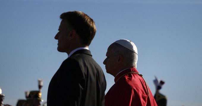 LeMediaInter07's tweet photo. Le président de la République française, Emmanuel Macron, a accueilli le pape Léon XIV au palais de l'Élysée – résidence officielle du président – ​​avant que les deux hommes ne s'entretiennent en privé. Retour en images

#Lemediainternational #France #PapeLéon_XIV #EmmanuelMacron #Visit #Paris #LMI

📞 ou ☎️ : Contact: +24176525558

⚫𝕏 (Twitter) : https://t.co/75tyuK6pn3

📘 Facebook : https://t.co/I001qg22P5
🟢 WhatsApp
Suivre la chaîne Le Média sur WhatsApp  : https://t.co/7qHof99xVb