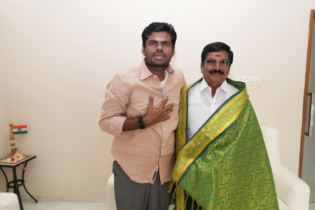 WTLFoundation's tweet photo. இன்றைய தினம், அந்தியூர் சட்டமன்றத் தொகுதி முன்னாள் உறுப்பினரும், அஇஅதிமுக அம்மா பேரவை மாநில துணைச்செயலாளருமான திரு. EMR ராஜா என்ற K.R. ராஜகிருஷ்ணன் அவர்கள், நமது முதன்மைச் சேவகர் திரு. @annamalai_k அவர்கள் முன்னிலையில், நமது We The Leaders அமைப்பில் இணைந்தார்.

திரு. K.R. ராஜகிருஷ்ணன் அவர்களை அன்புடன் வரவேற்று மகிழ்வதோடு, அவரது நீண்டகால அரசியல் அனுபவமும், மக்கள் பணியில் அவருக்குள்ள ஈடுபாடும், நமது அமைப்பின் மக்கள் சேவைப் பயணத்திற்கு மேலும் வலுசேர்க்கும் என்ற நம்பிக்கை உள்ளது.

அவரது அனுபவமும், ஆற்றலும், மக்கள் தொடர்பும் நமது அமைப்பின் வளர்ச்சிக்கு பெரும் பங்களிப்பாக அமையட்டும். அவரை மனதார வரவேற்கிறோம்.