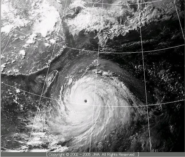 JPNHistoria's tweet photo. 9月26日　台風襲来の特異日

1935年9月26日
「第四艦隊事件」
台風による日本海軍艦艇が被った大規模海難事故。

1954年9月26日
「洞爺丸台風」

1958年9月26日
「狩野川台風」

1959年9月26日
「伊勢湾台風」

4個の台風が偶然とはいえ、各年の9月26日に日本に大きな被害をもたらした。 https://t.co/iHHVpNaP5g