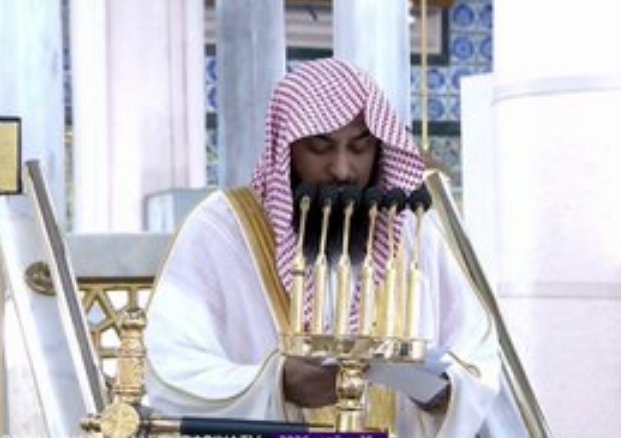 SaudiNewsFR's tweet photo. L'Imam et orateur de la mosquée Prophétique d'Al #Madinah 🕌, le Cheikh Dr Salah Al-Budair durant le sermon de ce vendredi :

« Rappelez-vous avec gratitude les bienfaits dont Allah a comblé notre pays : y règne la sécurité, la Foi , l'unité des rangs et la fraternité ; un pays que notre Seigneur a honoré en lui confiant le service des Deux Mosquées Sacrées, et qui constitue un foyer de la Croyance authentique, un phare du savoir et un lieu voué au service des musulmans. »