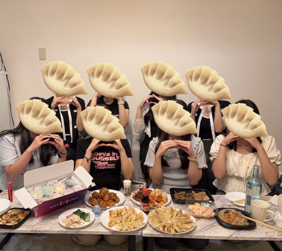 momop3w's tweet photo. 昨日まゆちゃん(@chi_kawa_pon )に
声かけてもらって、第２回ぎょうざ会🥟に参加してきました💖💖

初めましての子とも会えたし、
みんなかわいくて優しい子達すぎて、会えたのが嬉しかった🥹✨✨

美容とか色んな話しながらぎょうざ作って食べるの楽しかったよ〜😂🫶

あと、ずっと気になってたけど未だに飲んだことなかった飲むコフェルもおすそ分けしてくれたのも嬉しかった✨✨
(さきちゃんありがとう💖@kyfWZcSPOi49231 )

#むーんず
#ぎょうざ製作委員会🥟