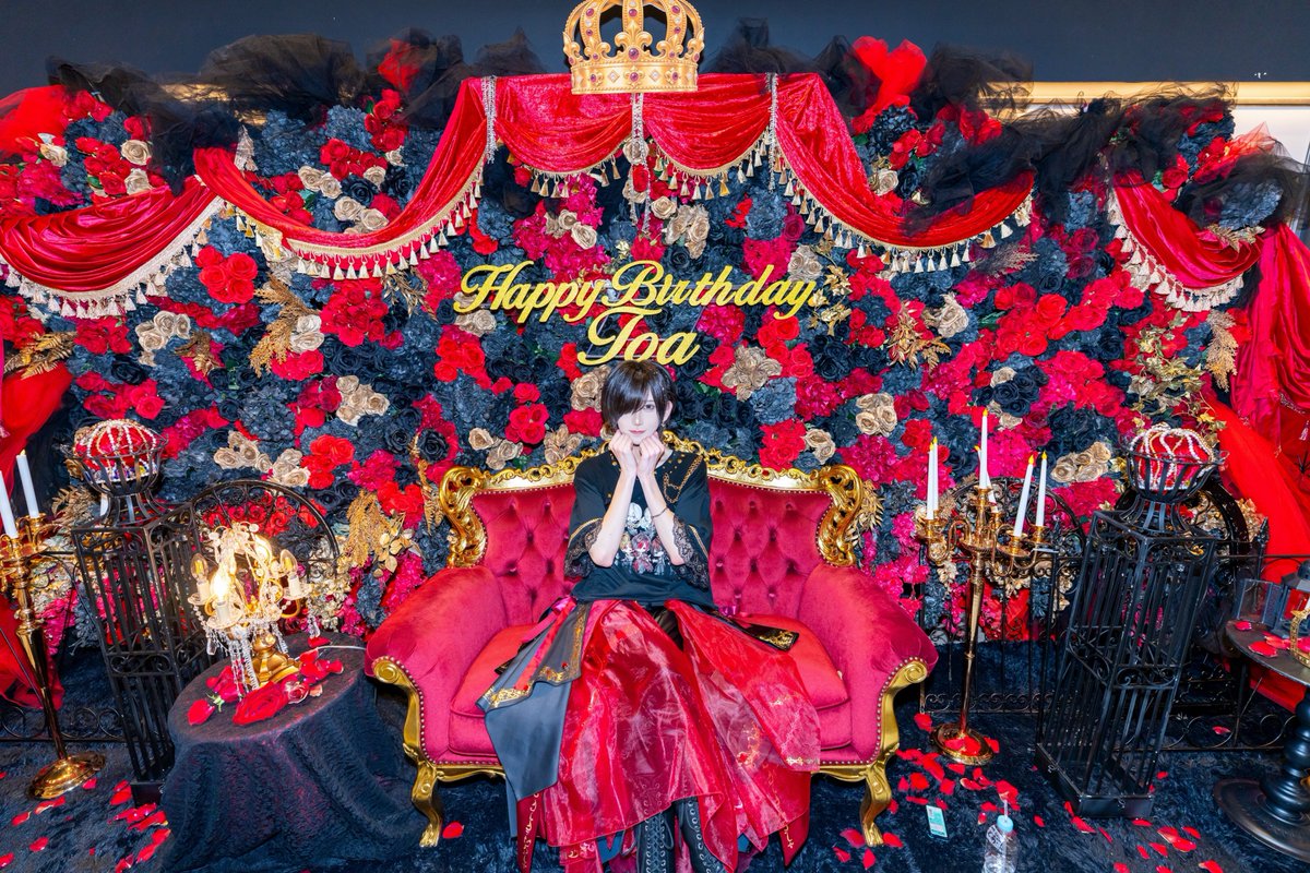 hlhr_toa's tweet photo. 👻❤️🌹とあ生誕祭2026 -Scarlet- 🌹❤️👻

この度はとあ生誕 -Scarlet-にお越しいただき、本当にありがとうございました👻❤️
25歳という節目に、こんなにも素敵な生誕祭を迎えることができて、心から幸せです。
この日のために、辛いことや大変なことも乗り越えて、僕に会いに来てくれたみんな。
それぞれの生活がある中で、僕のために時間を作って、準備をして、笑顔でこの日を迎えてくれたこと。
そのひとつひとつを考えると、本当に胸がいっぱいになります。
どれだけ感謝を伝えても伝えきれないけど、改めて、本当にありがとう。
RINDOでデビューさせていただいてから、今年で3回目の生誕祭を迎えることができました。
去年よりも成長した自分を見せたい。もっとかっこいい自分を届けたい。
そんな気持ちで、今日まで自分なりに努力を重ねてきました。
ここに至るまでには体制が変わったり、いろいろな出来事があったりして、みんなを不安にさせてしまったこともあったと思います。
それでも変わらず僕を応援し続けてくれて、僕のことを信じて、そばにいてくれるみんながいるから、僕は今もこうしてステージに立つことができています。
普段はお調子者に見えるかもしれないけど、実は心配性なところもあるし、自分に自信が持てなくなることもたくさんあります。
そんな時に思い浮かぶのは、ライブ中に目が合った時のみんなの笑顔や、「楽しかったよ」「だいすきだよ」って伝えてくれる時の顔です。
僕にとっては何気ない一言じゃなくて、そのひとつひとつが、また頑張ろうと思える理由になっています。
僕がみんなを笑顔にしたいと思ってアイドルをしているのに、気づけば僕の方がみんなの笑顔に何度も救われていました。
アイドルを続けていく中で、出会いもあれば別れもあって、ずっと同じ景色を見続けられるわけじゃないことも分かっています。
だからこそ、今こうして僕の目の前にいてくれるみんなとの時間を、これからも大切にしていきたいです。
デビューした頃からずっとそばにいてくれている子も、最近僕を見つけてくれた子も、みんなとの出会いが僕にとって大切な宝物です。
当たり前のように会えている毎日も、決して当たり前じゃないと思っています。
数えきれないほどいるアイドルの中から僕を見つけて、好きになって、今日まで応援してくれて本当にありがとう。
みんなが僕を選んでくれたこと、みんなが僕を好きでいてくれることに慣れてしまって、その大切さを忘れるような人にはなりたくないです。
いつか振り返った時に、とあを応援していてよかったって思ってもらえるように、
みんなが僕を好きでいてくれる時間を、絶対に後悔させないようなアイドルでありたいです。

アイドルとして過ごせる時間は、決して永遠ではないと思っています。
だからこそ、今この瞬間を大切にしたいし、まだまだ終わりたくない。
もっと上に行きたいし、もっと成長した姿を見せたい。
そして何より、これからもみんなの笑顔を、ステージの上からずっと見続けていたいです。
25歳の僕は、今まで以上に自分自身と向き合って、もっともっと成長していきたいです。
まだまだ未熟なところもあるし、みんなに心配をかけてしまうこともあるかもしれません。
それでも、みんなが信じてくれた僕を、僕自身も信じられるように、
みんなが胸を張って「とあが好き」って言えるようなアイドルになれるように、
そして、今まで一緒に見てきた景色よりも、もっと素敵な景色をみんなと見られるように、これからも全力で頑張ります。
最後に、今回の生誕祭を一緒に作り上げてくれたメンバー、スタッフの皆さん、そして何より、僕のためにたくさん準備をしてくれたファンのみんな。
みんなのおかげで、25歳の誕生日が一生忘れられない大切な思い出になりました。
本当にありがとうございました。
何年先までこの景色を見られるのかは分からないけど、いつか終わりが来るその日まで、僕はみんなと一緒にたくさんの思い出を作っていきたいです。
僕を見つけてくれてありがとう。
僕を好きになってくれてありがとう。
そして、今日まで僕のアイドル人生を一緒に歩んでくれて、本当にありがとう。
25歳のとあも、よろしくお願いします。
みんなのことが大好きです。