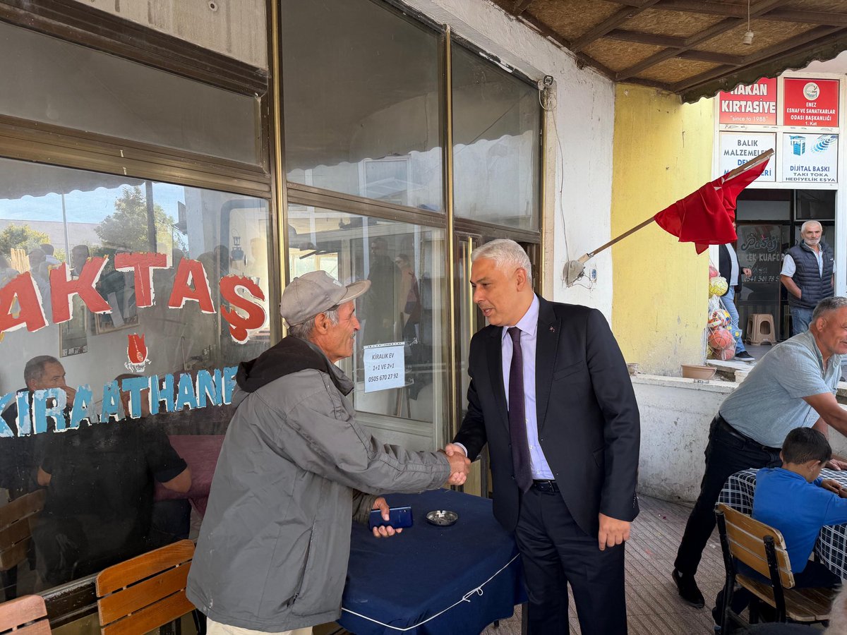 BarisOzerol's tweet photo. 📍Edirne

Enez çarşısı ve pazarında esnafımızla ve hemşehrilerimizle bir araya geldik.

AK Parti Enez İlçe Başkanımız Ali Mercanoğlu ile birlikte esnafımızın taleplerini, beklentilerini ve gündeme ilişkin değerlendirmelerini dinledik, Cumhurbaşkanımız Sayın Recep Tayyip Erdoğan’ın selamlarını ilettik.

Her zaman olduğu gibi vatandaşımızın yanında, sahada olmaya devam edeceğiz.

#TürkiyeYüzyılıBuluşmaları