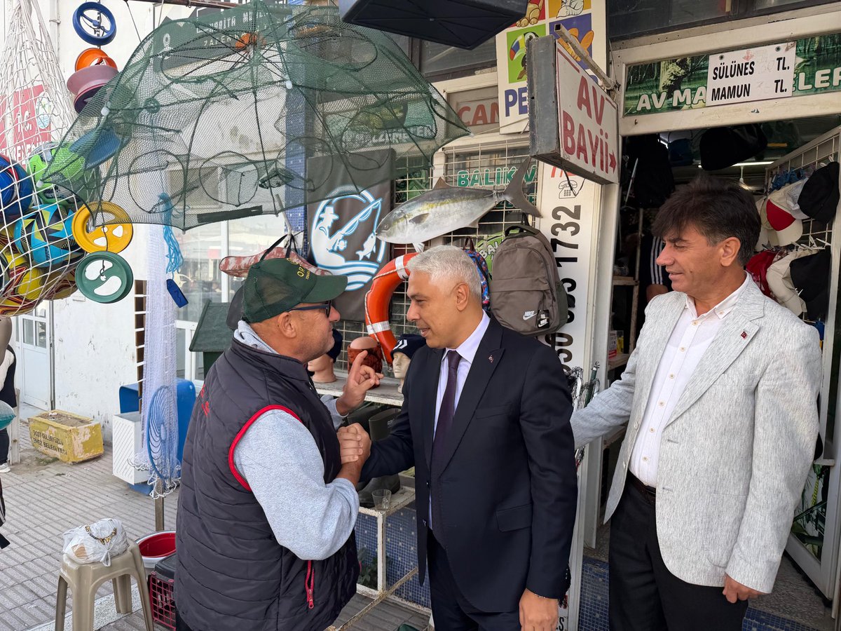BarisOzerol's tweet photo. 📍Edirne

Enez çarşısı ve pazarında esnafımızla ve hemşehrilerimizle bir araya geldik.

AK Parti Enez İlçe Başkanımız Ali Mercanoğlu ile birlikte esnafımızın taleplerini, beklentilerini ve gündeme ilişkin değerlendirmelerini dinledik, Cumhurbaşkanımız Sayın Recep Tayyip Erdoğan’ın selamlarını ilettik.

Her zaman olduğu gibi vatandaşımızın yanında, sahada olmaya devam edeceğiz.

#TürkiyeYüzyılıBuluşmaları