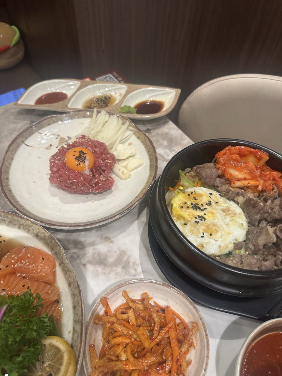 Backtointernet's tweet photo. 昨夜食べた韓国料理です〜。
「四川韓国人会」の認定を受けた、本格的な韓国料理のお店だそうです。
韓国と日本は地理的にはそれほど離れておらず、使う食材にも共通するものが少なくないのに、好まれる味付けはかなり違うんだなと改めて感じました https://t.co/XN2Yel4iwv