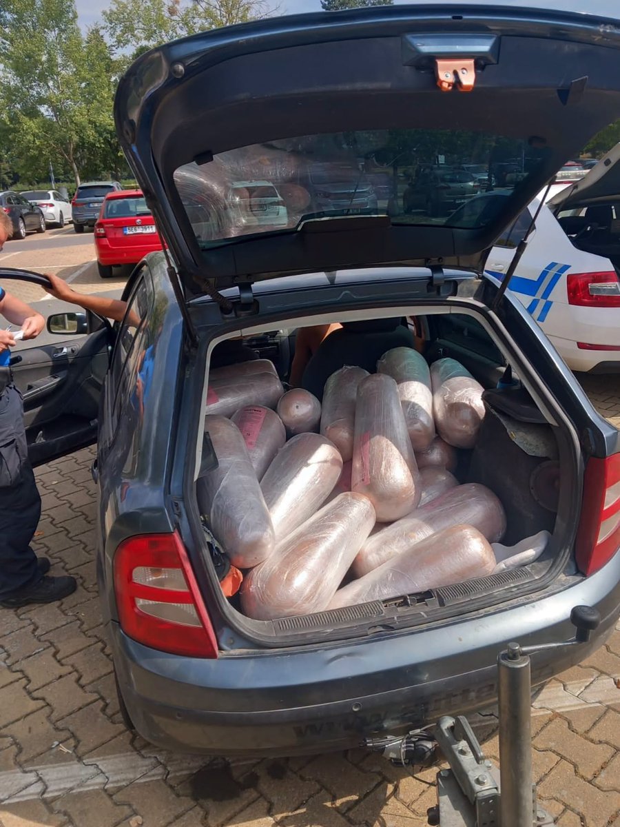 UdalostiOstrava's tweet photo. Během dvou kontrol odhalili ostravští celníci celkem 635 kilogramů kebabu, který byl převážen bez potřebného chlazení. Šlo o dodávku nedaleko Českého Těšína a o osobní auto u Olomouce. Informoval o tom mluvčí Celního úřadu v Ostravě David Kubenz. https://t.co/36aKCFxj1X