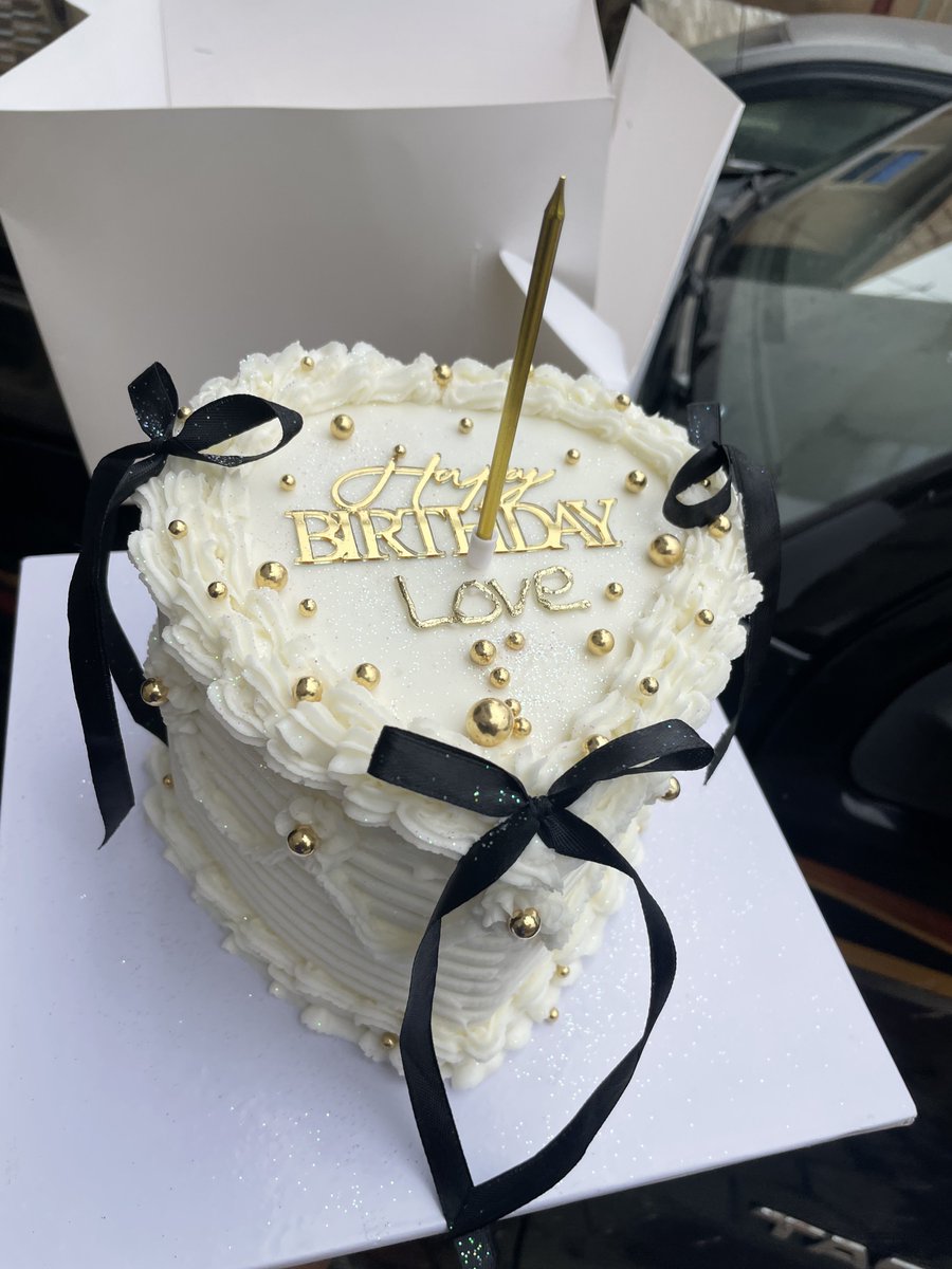 Phlossy18's tweet photo. Our Vintage cakes are affordable, kindly send us a dm to get one for your loved ones 👏👏

Location: @InsideOsogbo @nosafk https://t.co/ELwZiqWYvl