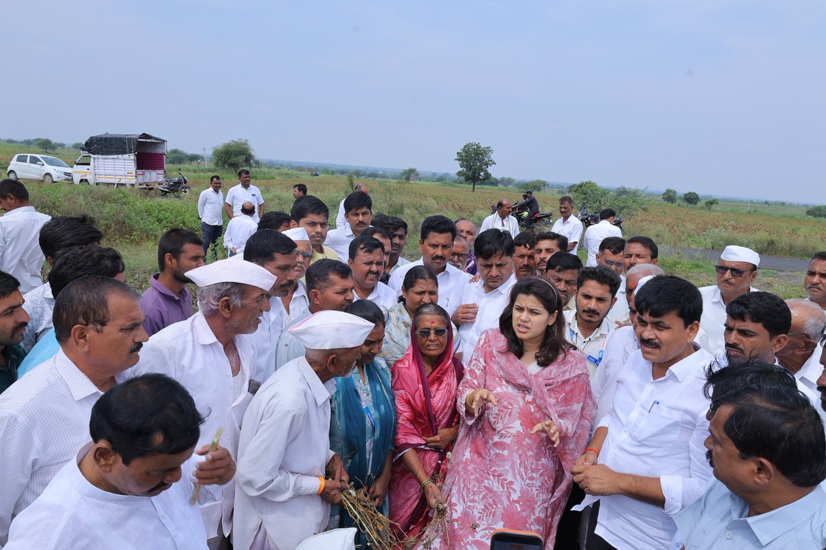 NamitaMundada's tweet photo. दुष्काळी परिस्थितीत नुकसानग्रस्त पिकांची पाहणी!

📍चिंचोलीमाळी | नाव्होली | धोत्रा | नांदुरघाट | सारूळ | सासुरा | जोला | विडा | गप्पेवाडी

मतदारसंघातील दुष्काळी परिस्थितीच्या पार्श्वभूमीवर वरील गावांच्या शिवारातील पिकांच्या परिस्थितीची प्रत्यक्ष पाहणी केली. पावसाअभावी पिकांवर झालेला परिणाम तसेच शेतकऱ्यांसमोरील अडचणी जाणून घेतल्या.

दुष्काळी परिस्थितीमुळे नुकसान झालेल्या शेतकऱ्यांना अनुदान व पीक विम्याच्या लाभापासून वंचित राहावे लागू नये, यासाठी नुकसानीची योग्य नोंद, पंचनामे तसेच आवश्यक कार्यवाही तातडीने पूर्ण करण्याच्या स्पष्ट सूचना संबंधित प्रशासनाला दिल्या.

शेतकऱ्यांना शासनाच्या मदतीचा लाभ वेळेत मिळावा, यासाठी प्रशासनाकडे सातत्याने पाठपुरावा सुरू राहील.

#दुष्काळीपरिस्थिती #शेतकरी #पीकनुकसान #पीकविमा #दुष्काळ