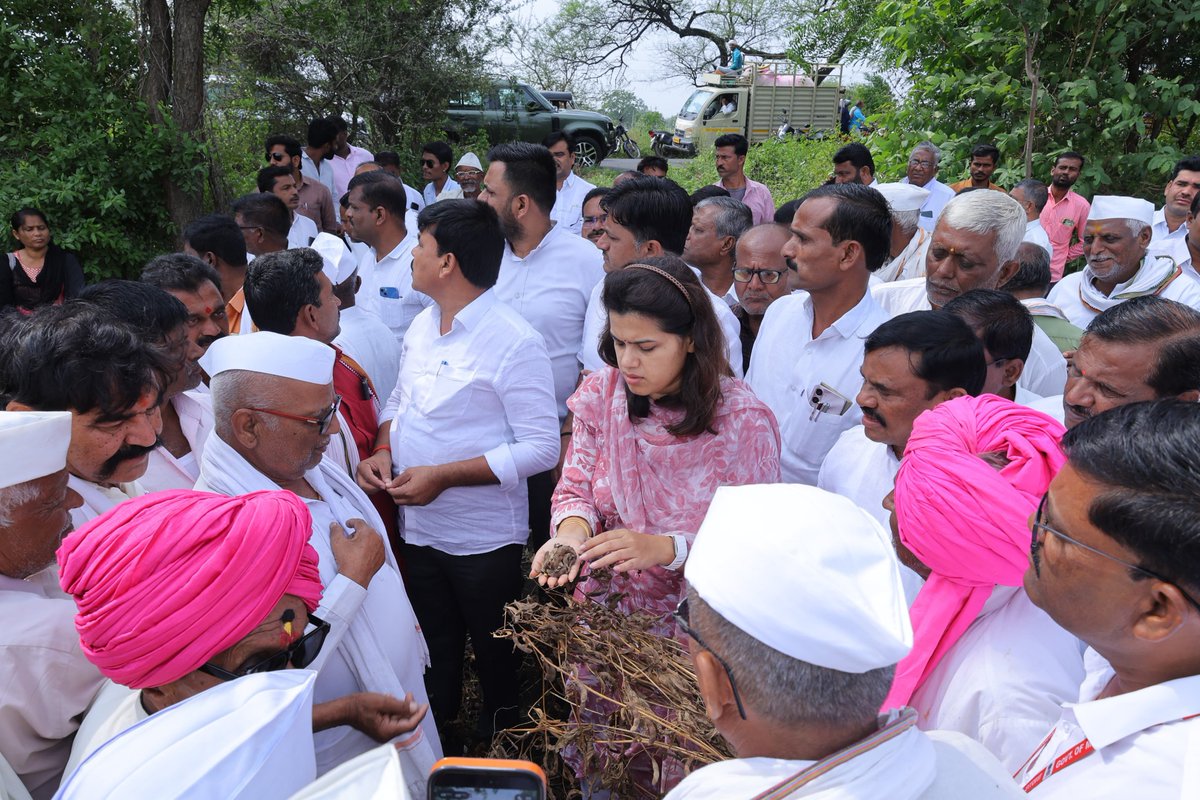NamitaMundada's tweet photo. दुष्काळी परिस्थितीत नुकसानग्रस्त पिकांची पाहणी!

📍चिंचोलीमाळी | नाव्होली | धोत्रा | नांदुरघाट | सारूळ | सासुरा | जोला | विडा | गप्पेवाडी

मतदारसंघातील दुष्काळी परिस्थितीच्या पार्श्वभूमीवर वरील गावांच्या शिवारातील पिकांच्या परिस्थितीची प्रत्यक्ष पाहणी केली. पावसाअभावी पिकांवर झालेला परिणाम तसेच शेतकऱ्यांसमोरील अडचणी जाणून घेतल्या.

दुष्काळी परिस्थितीमुळे नुकसान झालेल्या शेतकऱ्यांना अनुदान व पीक विम्याच्या लाभापासून वंचित राहावे लागू नये, यासाठी नुकसानीची योग्य नोंद, पंचनामे तसेच आवश्यक कार्यवाही तातडीने पूर्ण करण्याच्या स्पष्ट सूचना संबंधित प्रशासनाला दिल्या.

शेतकऱ्यांना शासनाच्या मदतीचा लाभ वेळेत मिळावा, यासाठी प्रशासनाकडे सातत्याने पाठपुरावा सुरू राहील.

#दुष्काळीपरिस्थिती #शेतकरी #पीकनुकसान #पीकविमा #दुष्काळ