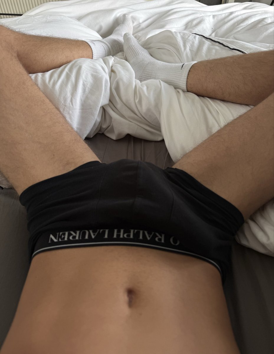 MasterJayden12's tweet photo. Who’s gonna come worship this big wood and these feet then? 🪵💦🧦🧎🏼#findom #worship #nikesocks #whitenikesocks #boxers #cashking #master #gay https://t.co/EAsv3hVvGk