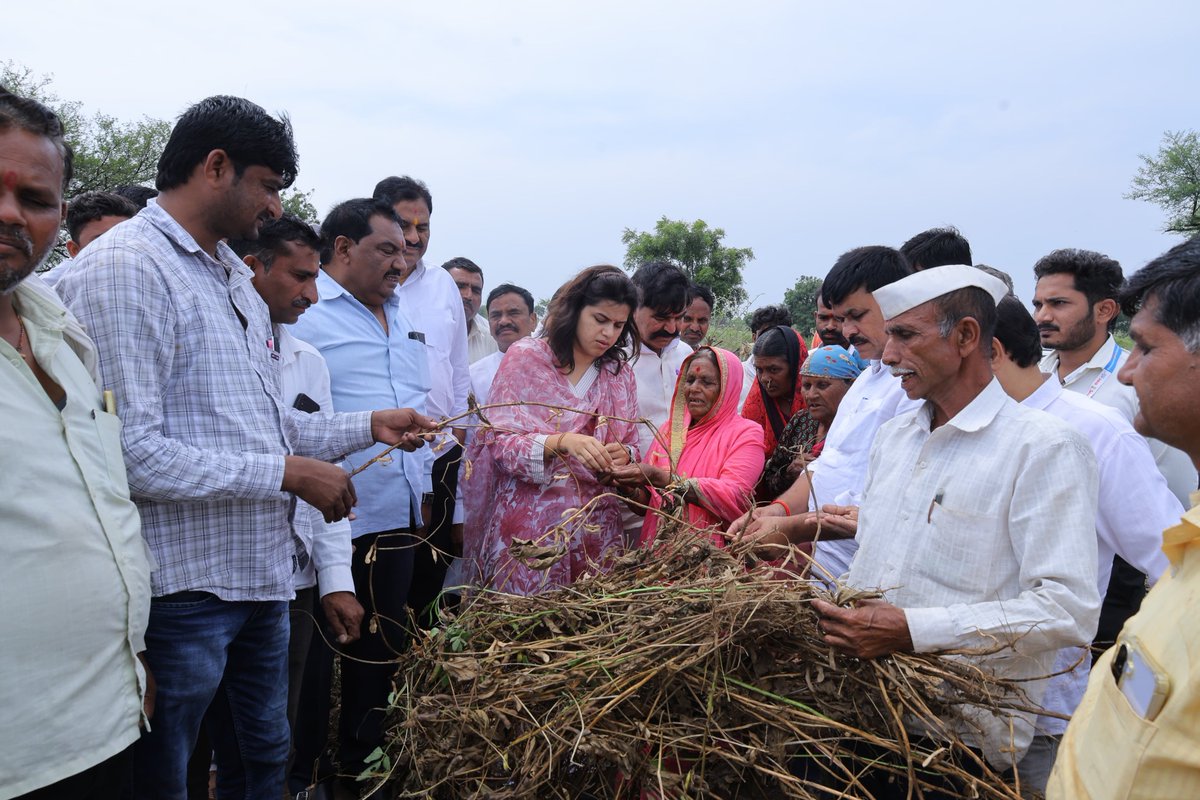 NamitaMundada's tweet photo. दुष्काळी परिस्थितीत नुकसानग्रस्त पिकांची पाहणी!

📍चिंचोलीमाळी | नाव्होली | धोत्रा | नांदुरघाट | सारूळ | सासुरा | जोला | विडा | गप्पेवाडी

मतदारसंघातील दुष्काळी परिस्थितीच्या पार्श्वभूमीवर वरील गावांच्या शिवारातील पिकांच्या परिस्थितीची प्रत्यक्ष पाहणी केली. पावसाअभावी पिकांवर झालेला परिणाम तसेच शेतकऱ्यांसमोरील अडचणी जाणून घेतल्या.

दुष्काळी परिस्थितीमुळे नुकसान झालेल्या शेतकऱ्यांना अनुदान व पीक विम्याच्या लाभापासून वंचित राहावे लागू नये, यासाठी नुकसानीची योग्य नोंद, पंचनामे तसेच आवश्यक कार्यवाही तातडीने पूर्ण करण्याच्या स्पष्ट सूचना संबंधित प्रशासनाला दिल्या.

शेतकऱ्यांना शासनाच्या मदतीचा लाभ वेळेत मिळावा, यासाठी प्रशासनाकडे सातत्याने पाठपुरावा सुरू राहील.

#दुष्काळीपरिस्थिती #शेतकरी #पीकनुकसान #पीकविमा #दुष्काळ